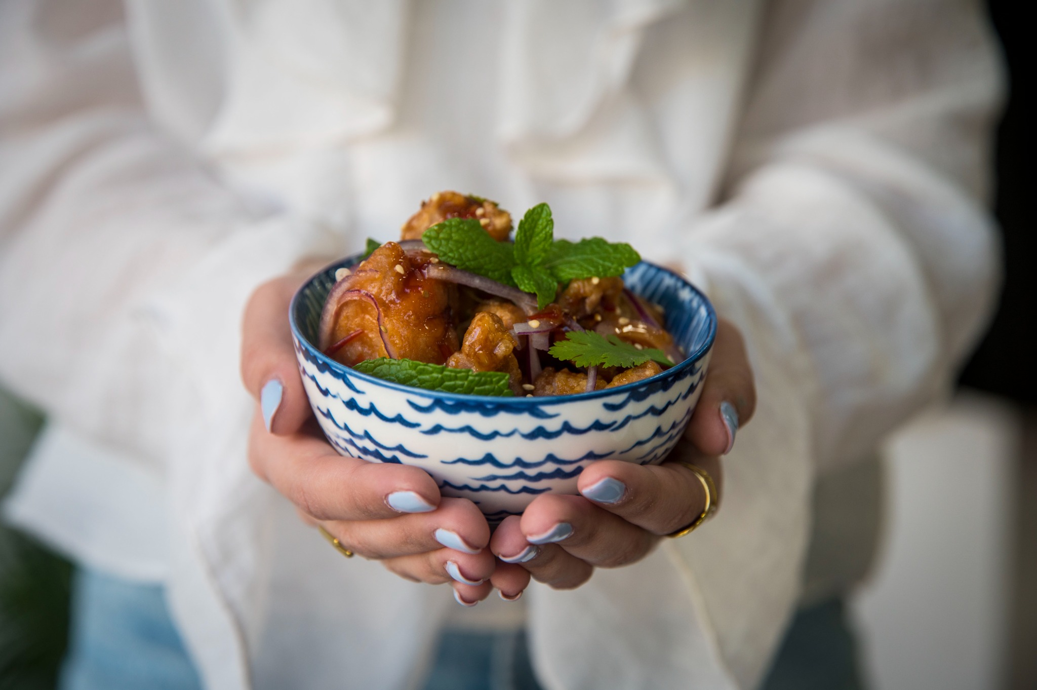 Thai Karaage servido à mão no Yummi SushiBar